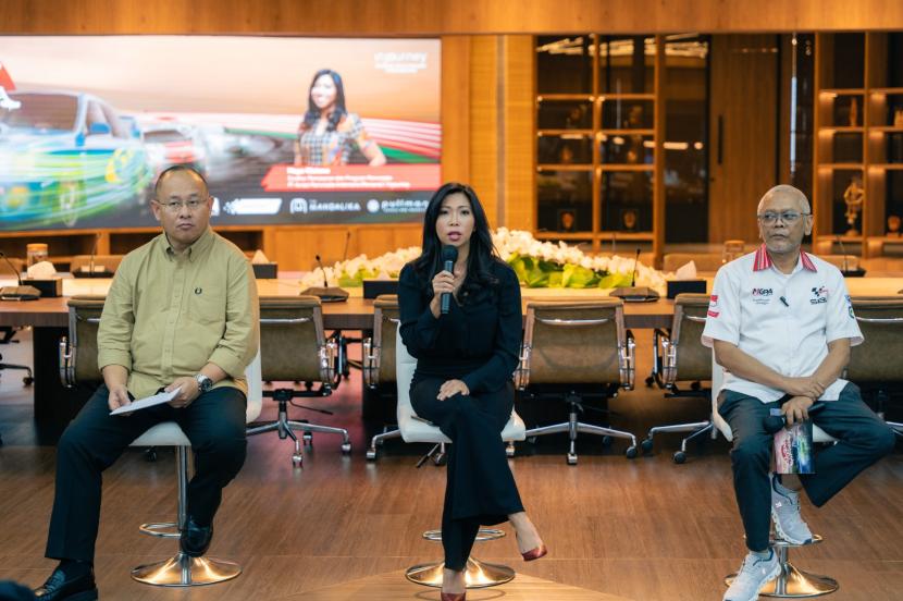 Direktur Utama MGPA Priandi Satria (kanan), Direktur Pemasaran dan Program Pariwisata InJourney Maya Watono (tengah), dan Direktur Operasi ITDC Troy Warokka dalam konferensi pers JDM Funday Mandalika 2024 di Jakarta, Rabu (24/4/2024).