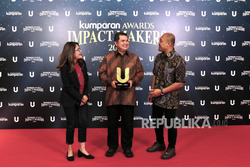 Direktur Utama MIND ID Hendi Prio Santoso menerima penghargaan Impact on Downstream Industry Leadership