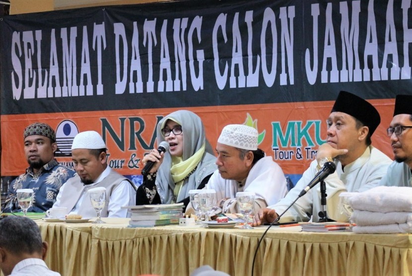 Direktur Utama NRA Group, Irmawati Mochtar Asrul memberikan kata sambutan sekaligus arahan pada latihan manasik haji yang digelar NRA Group di Jakarta, Sabtu (20/4).