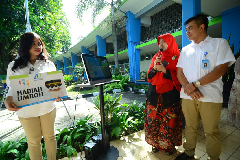  Direktur Utama PDAM Tirtawening Kota Bandung Sonny Salimi didampingi istinya mengundi paket umrah di Kantor PDAM Tirtawening, Jalan Badaksingga, Kota Bandung, Jumat (16/12). 