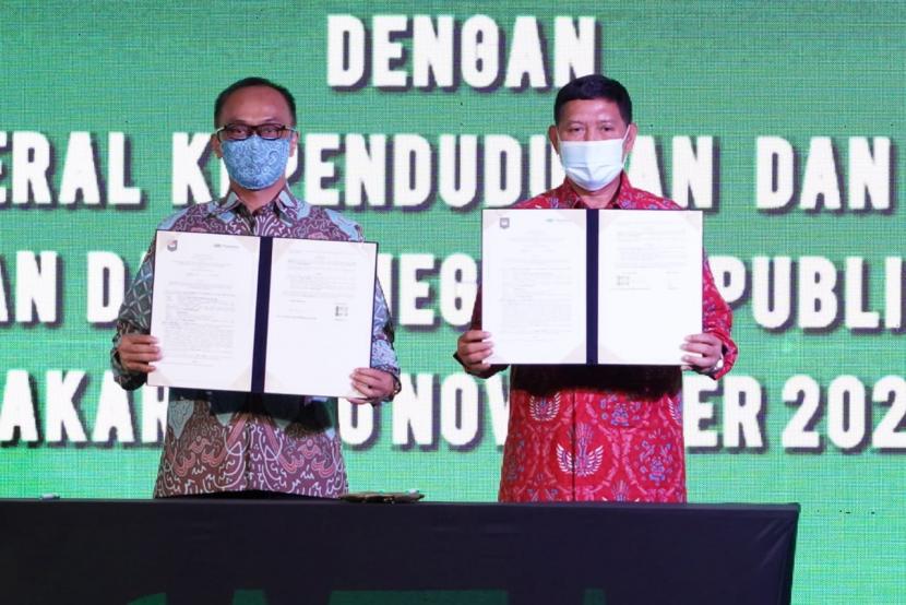 Direktur Utama Pegadaian Kuswiyoto (kanan) dan Dirjen Dukcapil Zudan Arif Fakrulloh (kiri) saat kerja sama sistem pemindai wajah ini di Kantor Pusat Pegadaian Jakarta, Selasa (10/11).