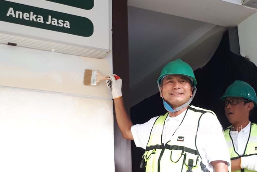 Direktur Utama Pegadaian Sunarso secara simbolis memulai program transformasi kantor cabang Pegadaian, di Jakarta, Selasa, (17/4).