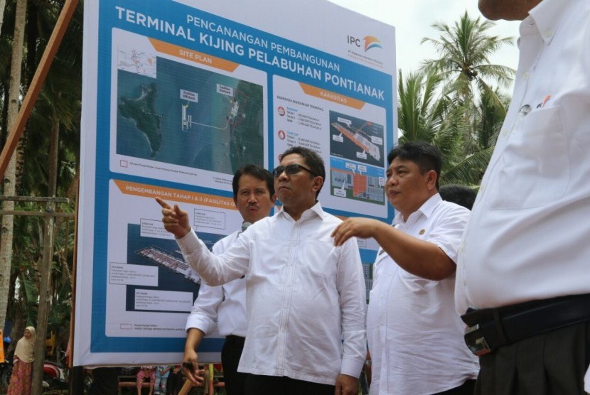 Direktur Utama Pelindo II (Persero) / IPC, Elvyn G Masassya, saat Pencanangan Pelabuhan Terminal Tanjung Pura, di Mempawah, Rabu (11/4).