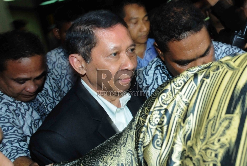 Direktur Utama Pelindo II, RJ Lino usai menjalani Bareskrim Mabes Polri, Jakarta, Senin (9/11). (Republika/Agung Supriyanto)
