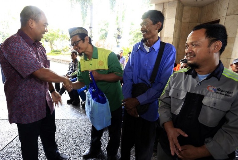 Direktur Utama Pelindo III Orias Petrus Moedak (kiri) saat menyerahkan paket sembako gratis.