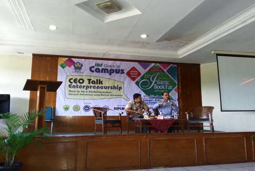 Direktur Utama Penerbit Al-Mawardi Prima Afrizal Sinaro (kanan) menjadi nara sumber talk show IBF Goes To Campus di Fakultas Agama Islam (FAI) MUJ Cirendeu, Ciputat, Tangerang Selatan, Rabu (23/12).