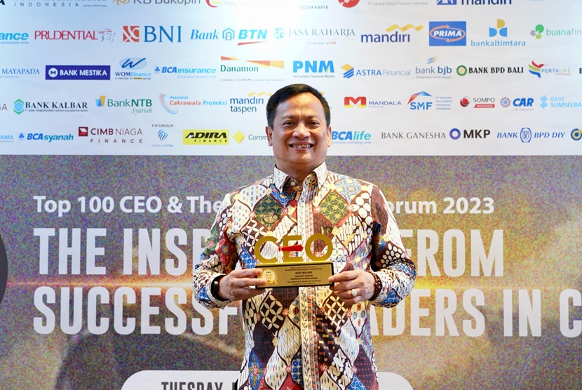 Direktur Utama Permodalan Nasional Madani (PNM) Arief Mulyadi menyabet penghargaan Top 100 CEO 2023 dari Infobank Media Group di Four Seasons Hotel Jakarta, Selasa, (5/11/20230). Penghargaan ini merupakan bentuk apresiasi Infobank atas kerja kerasnya yang dinilai berhasil melakukan inovasi dan meningkatkan kinerja bisnis PNM. 