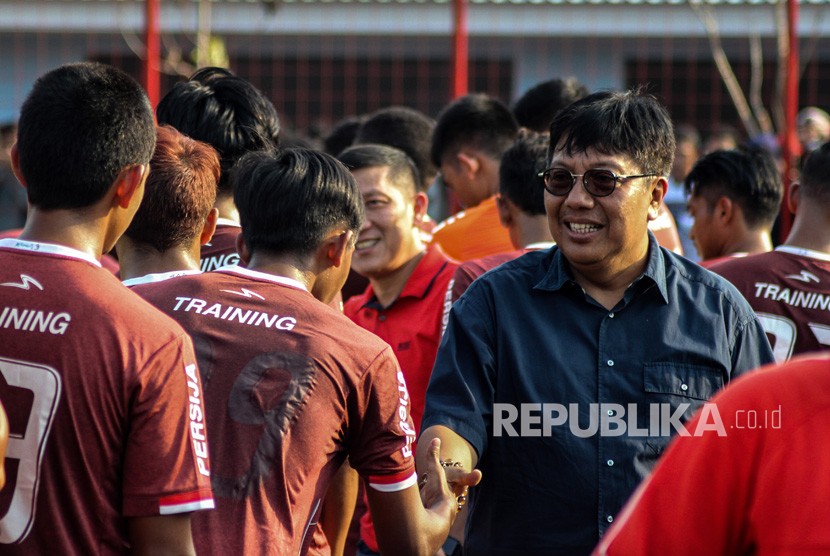 Direktur Utama Persija Jakarta Gede Widiade (kanan) menyapa para pemain Persija Jakarta saat menjalani latihan perdana jelang pertandingan musim 2019 di Lapangan Aldiron, Jakarta, Senin (7/1/2019).
