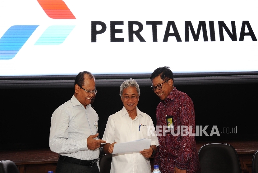 Direktur Utama Pertamina Dwi Sutjipto (tengah), berbincang dengan Dir Megaproyek pengolahan dan Petrokimia Rachnad Hardadi dan Dir SDM Informasi Teknologi dan Umum Dwi Wahyu daryoto (dari kiri) saat memaparkan kinerja Pertamina di Jakarta, Selasa (8\11)