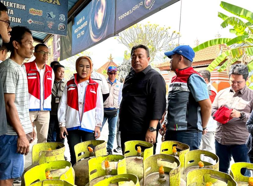 Direktur Utama Pertamina Nicke Widyawati bersama dengan Anggota Komisi VI DPR RI I Nyoman Parta turun langsung meninjau sejumlah pangkalan dan agen LPG 3 kilogram (kg) di Bali. 