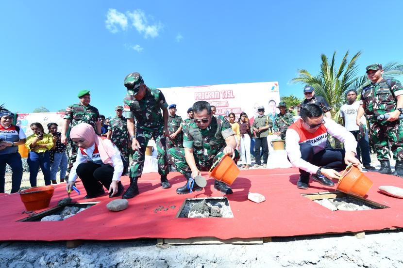 Direktur Utama Pertamina Nicke Widyawati bersama Kepala Staf TNI Angkatan Darat Jenderal TNI Maruli Simanjuntak bersinergi memberikan bantuan kepada warga Kupang. 