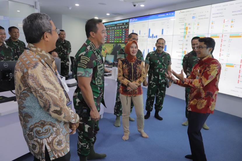 Direktur Utama Pertamina Nicke Widyawati dan Panglima TNI Jenderal Andika Perkasa meninjau Pertamina Integrated Enterprise Data Command Center (PIEDCC).