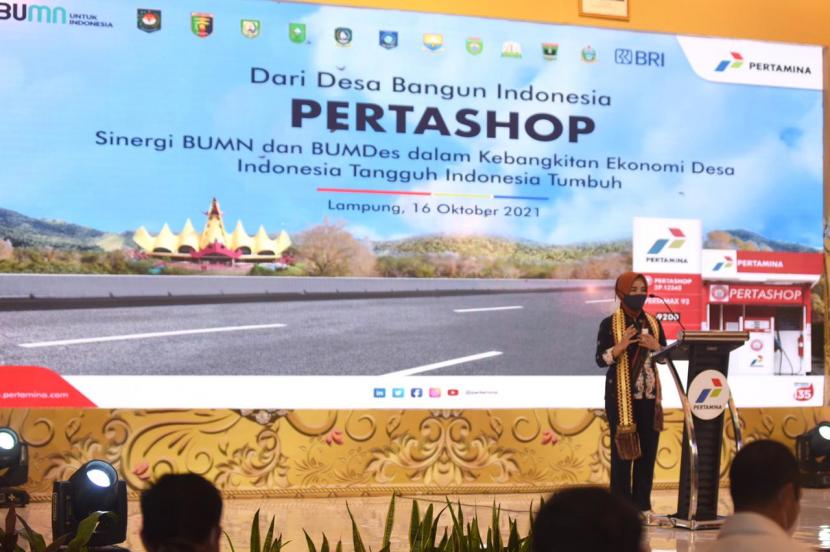 Direktur Utama Pertamina Nicke Widyawati memberikan sambutan pada acara “Sinergi BUMN dan BUMDes dalam kebangkitan Ekonomi Desa Indonesia Tangguh Indonesia Tumbuh” yang diselenggarakan di Hotel Radisson, Lampung pada Sabtu (16/10).