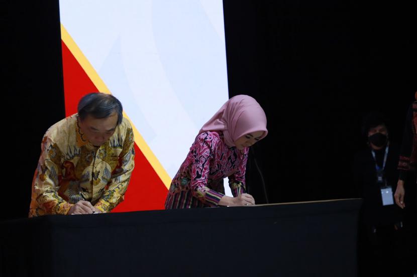 Direktur Utama Pertamina Nicke Widyawati menandatangani MoU Strategic Partnership for Masela Block Development dengan Inpex di Tangerang, Banten, Selasa (25/7/2023). 