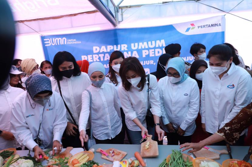 Direktur Utama Pertamina, Nicke Widyawati mengunjungi Posko Satgas BUMN korban terdampak gempa di Cianjur, Jawa Barat. Dalam kunjungan tersebut Nicke turut menyerahkan bantuan untuk para korban.