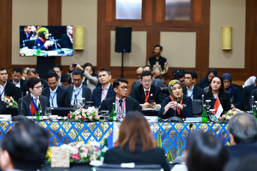 Direktur Utama Pertamina Nicke Widyawati menyampaikan dua Outcome-Based Strategies untuk mendukung penerapan ASEAN Plan of Action for Energy Cooperation (APAEC) Post-2025 Development pada sesi Leadership Forum di ASCOPE 8th Mid-Year Meeting 2024.