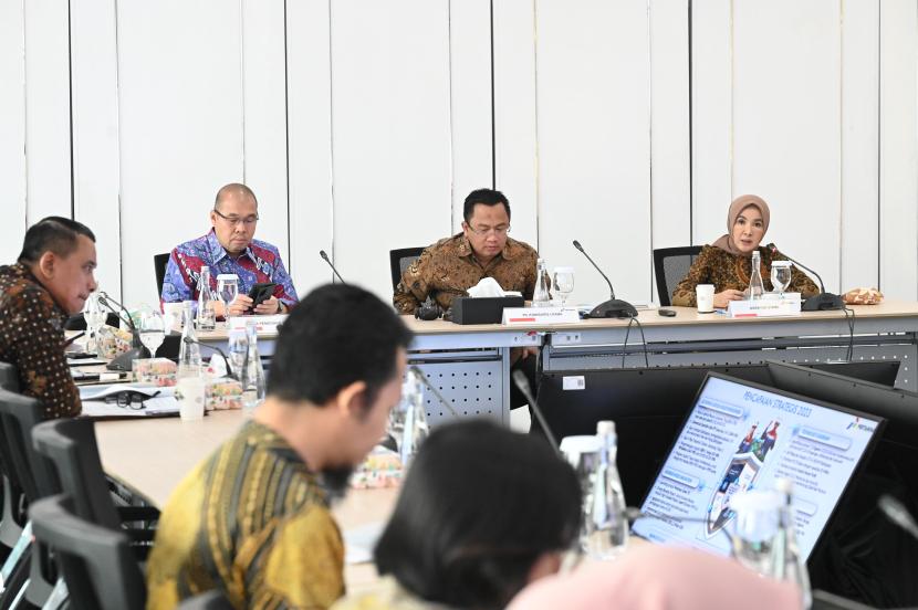 Direktur Utama Pertamina Nicke Widyawati saat memberikan pemaparan pada Rapat Umum Pemegang Saham (RUPS) Tahunan Pertamina di Lantai 21 Kementerian BUMN, Jakarta, Senin (10/06/2024).