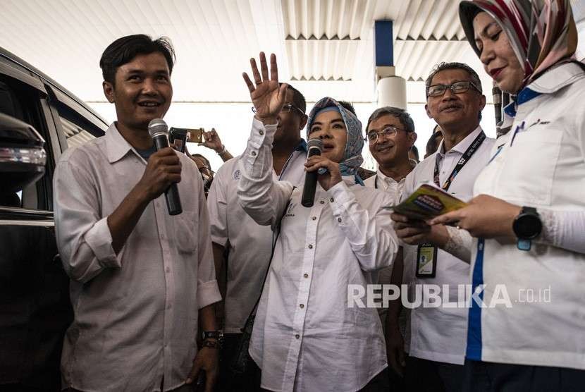 President Director of PT Pertamina Nicke Widyawati (center) greets customers at Kuningan Gas Station, Jakarta, Monday (Sept 3). Nicke as former director for strategic 1 procurement of state electricity company PT PLN fails to meet KPK summon due to her activities as the new president director of Pertamina.