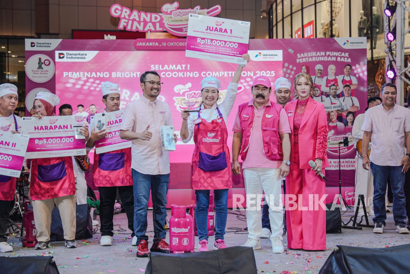 Direktur Utama Pertamina Patra Niaga Mars Ega Legowo bersama pasangan selebritis Inul Daratista dan Adam Suseno dalam acara Bright Gas Cooking Competition 2025