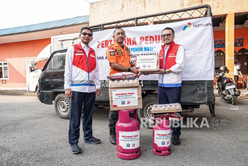 Direktur Utama Pertamina Patra Niaga, Mars Ega Legowo Putra bersama Direktur Rekayasa dan Infrastruktur Darat, Hari Purnomo, meninjau Posko Penanggulangan Bencana di BPBD Sumatera Utara di Medan pada Senin (1/12)