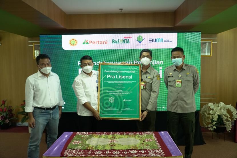 Direktur Utama Pertani Maryono (kiri) dan Kepala Balai Litbang Pertanian Fadjry Djufry (kanan) menandatangani kerja sama pengembangan produksi biosilika cair nanoteknologi dari limbah sekam di Gedung Graha Gabah Pertani, Jakarta Selatan, Kamis (26/8).