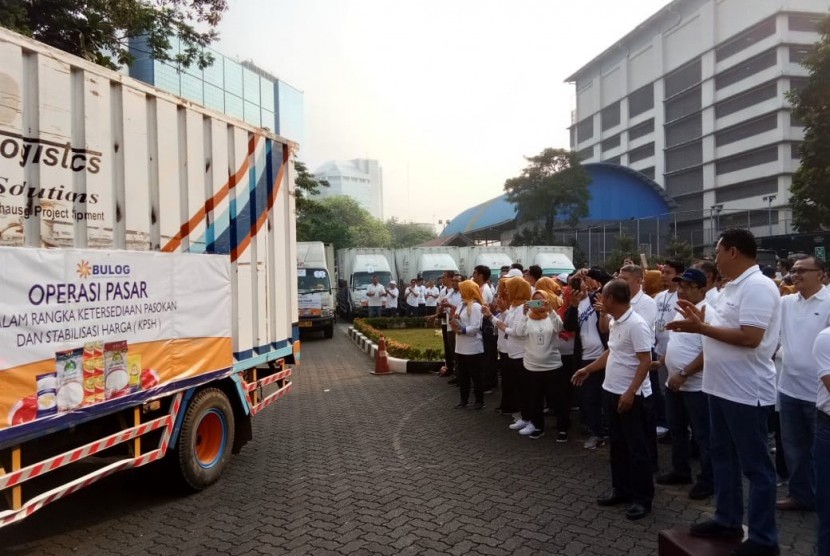 Direktur Utama Perum Bulog Budi Waseso bersama jajaran direksi meluncurkan kegiatan operasi pasar beras khusus di kawasan DKI Jakarta, Selasa (24/9). Operasi pasar digelar selama tiga hari. Pasokan beras yang disiapkan sebanyak 2.000 ton per hari.