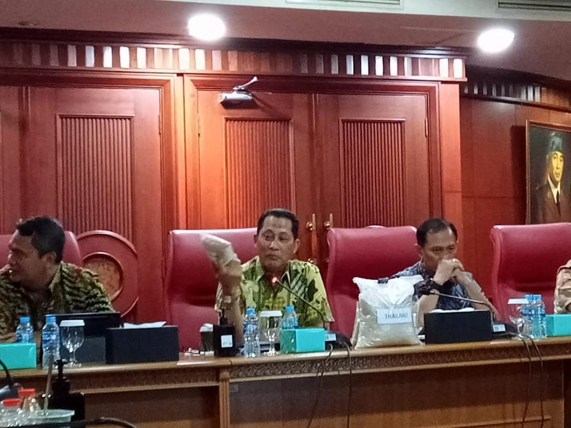Direktur Utama Perum Bulog, Budi Waseso dalam konferensi pers di Jakarta, Jumat (20/1/2023).  Direktur Utama Perum Bulog Budi Waseso menyebut, total stok beras Bulog saat ini sebanyak 600 ribu ton.