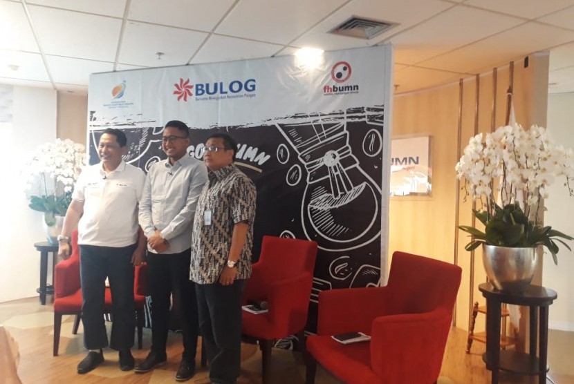 Direktur Utama Perum Bulog Budi Waseso (kiri) dan Agus Suharyono, Asisten Deputi Industri Agro dan Farmasi II Kementerian BUMN (kanan) dalam acara Ngopi BUMN di Synergy Lounge Kementerian BUMN, Jakarta Pusat, Jumat (1/11).