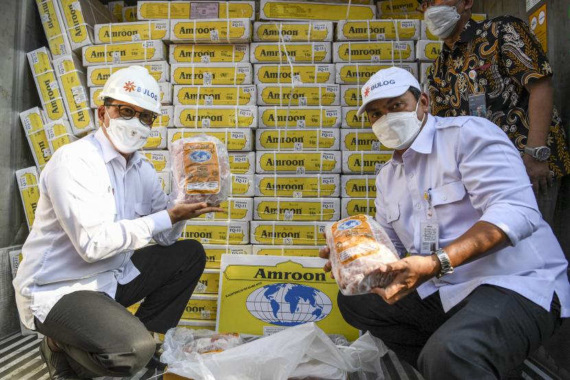 Direktur Utama Perum BULOG, Budi Waseso (kiri) didampingi Direktur Supply Chain dan Pelayanan Publik (SCPP) Perum BULOG, Mokhamad Suyamto (kanan) menunjukkan daging kerbau impor yang tiba di Terminal Mustika Alam Lestari, Tanjung Priok, Jakarta Utara, Kamis (14/4/2022). Pemerintah melalui Perum BULOG mendatangkan daging kerbau impor dari India untuk tahap kedua yang diperkirakan akan tiba sampai dengan lebaran mendatang sebanyak 36 ribu ton yang digunakan untuk alternatif pilihan bagi konsumen. 
