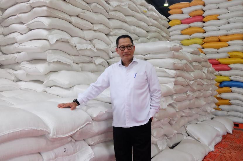 Direktur Utama Perum Bulog, Budi Waseso, saat mengecek ketersediaan cadangab beras pemerintah (CBP) di gudang Bulog, Kamis (22/12/2022). 