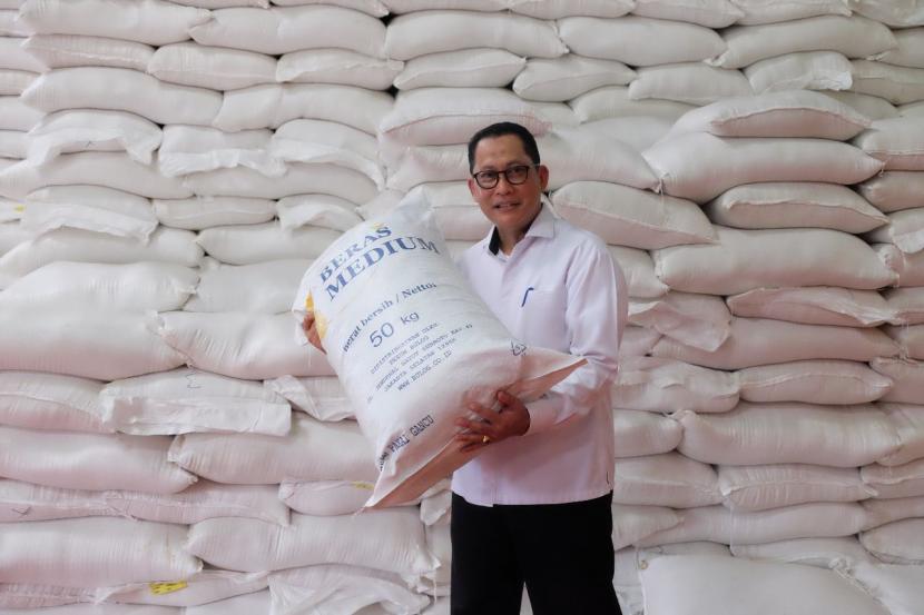 Direktur Utama Perum Bulog, Budi Waseso, saat mengecek ketersediaan cadangab beras pemerintah (CBP) di gudang Bulog, Kamis (22/12/2022). Direktur Utama Bulog Budi Waseso menyampaikan tidak ada lagi beras impor yang masuk ke Indonesia pada Maret 2023. 