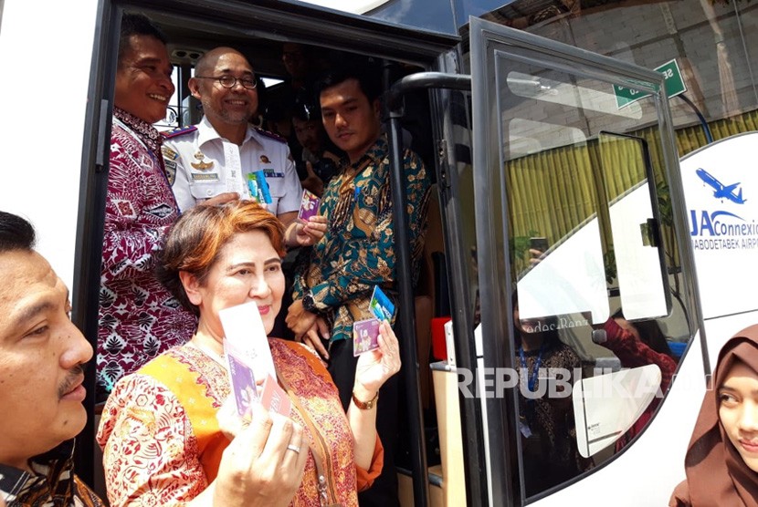 Direktur Utama Perum Damri Setia N Milatia Moemin (tengah) bersama Kepala BPTJ Bambang Prihantono (baju putih), Direktur Enterprise and Business Service PT Telkom Dian Rachmawan (batik merah bata) menunjukkan uang elektronik di Pool Damri Kemayoran, Jakarta pada Kamis (22/11).