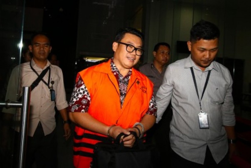 Direktur Utama Perum Perikanan Indonesia (Perindo) Risyanto Suanda mengenakan rompi tahanan.