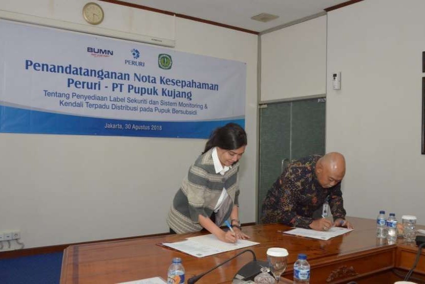 Direktur Utama Peruri, Dwina Septiani Wijaya bersama Direktur Utama Pupuk Kujang Cikampek, Nugraha Budi Eka Irianto, menandatangani nota kesepahaman teknologi security label untuk karung kemasan pupuk bersubsudi.