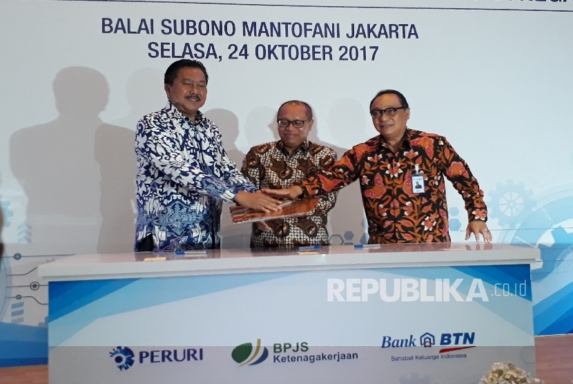 Direktur Utama Peruri Prasetio, Direktur Utama BPJS Ketenagakerjaan Agus Susanto dan Direktur Utama PT Bank Tabungan Negara (Persero) Tbk. Maryono (kiri-kanan) saling bertukar Nota Kesepahaman mengenai Kerjasama Fasilitas Kredit Kepemilikan Rumah Karyawan Peruri usai ditandatangani di Jakarta, Selasa (24/10).