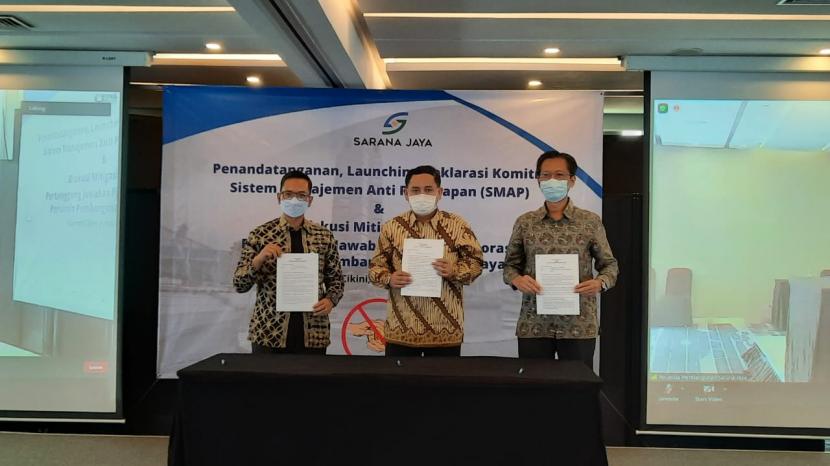 Direktur Utama Perusahaan Umum Daerah (Perumda) Pembangunan Sarana Jaya, Agus Himawan (tengah), sedang menandatangani pakta integritas antisuap di Hotel Novotel Cikini, Jakarta Pusat, Jumat (4/6). 