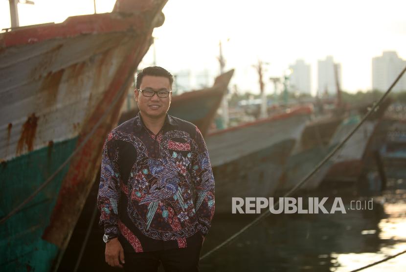 Direktur Utama Perusahaan Umum Perikanan Indonesia (Perindo) Risyanto Suanda berpose disela-sela saat wawancara di Pelabuhan Muara Baru, Penjaringan, Jakarta