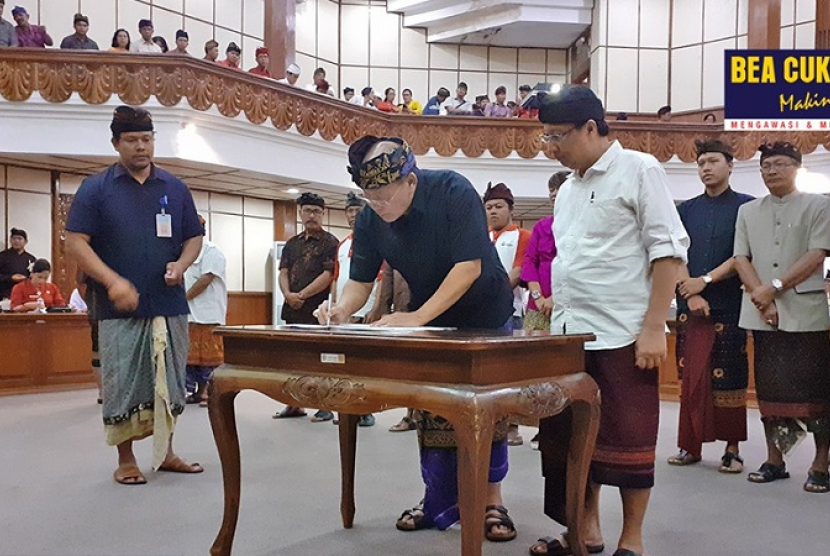Direktur Utama Perusda Bali, Suryawan Dwimulyanto, pada kesempatan ini menandatangani kerjasama dengan PT Segar Nusantara Abadi yang diwakili Welly Soegiono.