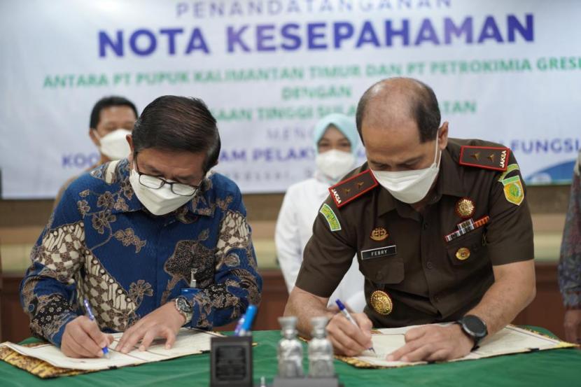 Direktur Utama Petrokimia Gresik, Dwi Satriyo Annurogo (kiri) bersama Kepala Kejaksaan Tinggi (Kajati) Sulawesi Selatan, Raden Febrytrianto (kanan) menandatangani kerja sama pengawasan distribusi pupuk subsidi di Makassar, Rabu (9/3).