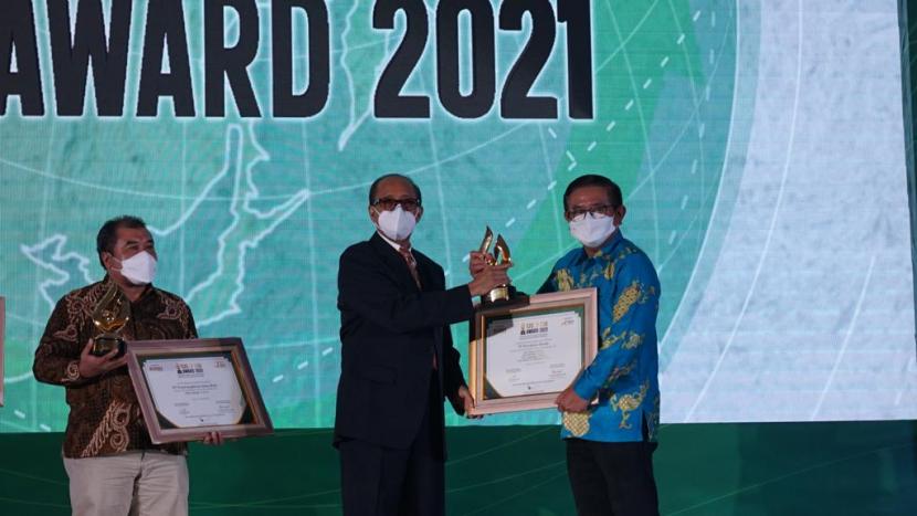 Direktur Utama Petrokimia Gresik Dwi Satriyo Annurogo (kanan) saat menerima penghargaan di ajang TJSL & CSR Award 2021 di Jakarta, Kamis (14/10).