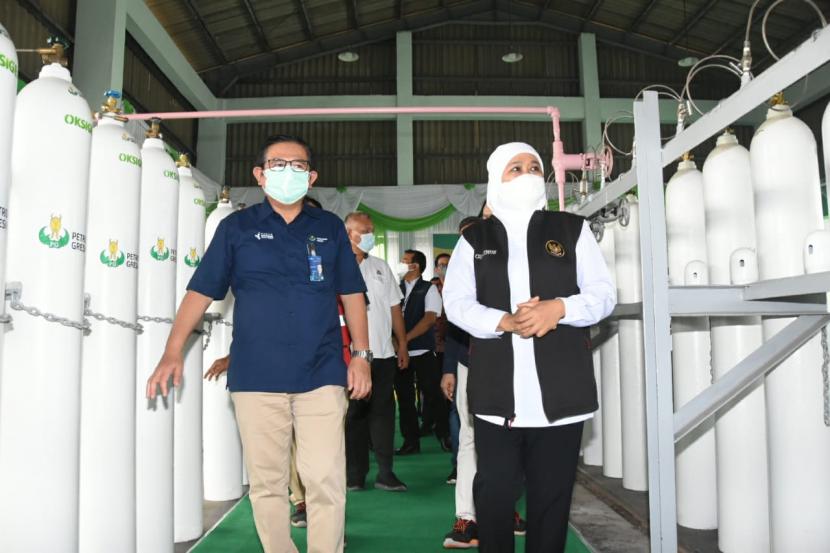 Direktur Utama Petrokimia Gresik Dwi Satriyo Annurogo (kiri) bersama Gubernur Jawa Timur Khofifah Indar Parawansa (kanan) saat meninjau bantuan oksigen cair yang diproduksi Unit Produksi Oksigen Petrokimia Gresik di Gresik, Senin (30/8)