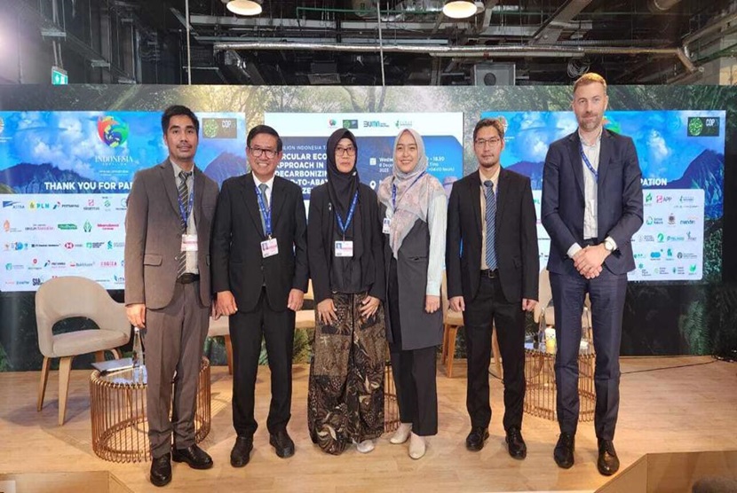 Direktur Utama Petrokimia Gresik, Dwi Satriyo Annurogo saat menjadi pembicara dalam acara Pavilion Indonesia Talks Session COP28 di Dubai, Uni Emirat Arab (UEA).