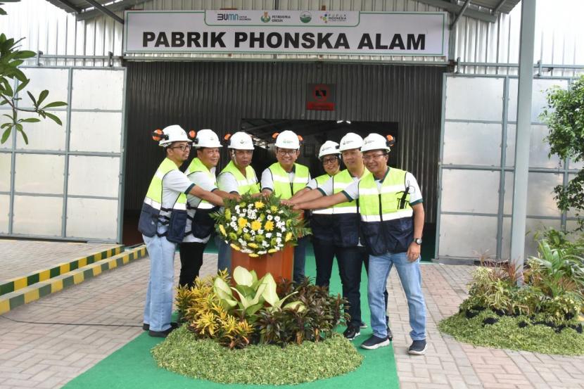 Direktur Utama Petrokimia Gresik, Dwi Satriyo Annurogo (tengah) saat meresmikan pabrik NPK Phonska Alam berkapasitas 10 ribu ton/tahun, di Gresik, Jawa Timur, Ahad (17/7/2022). 