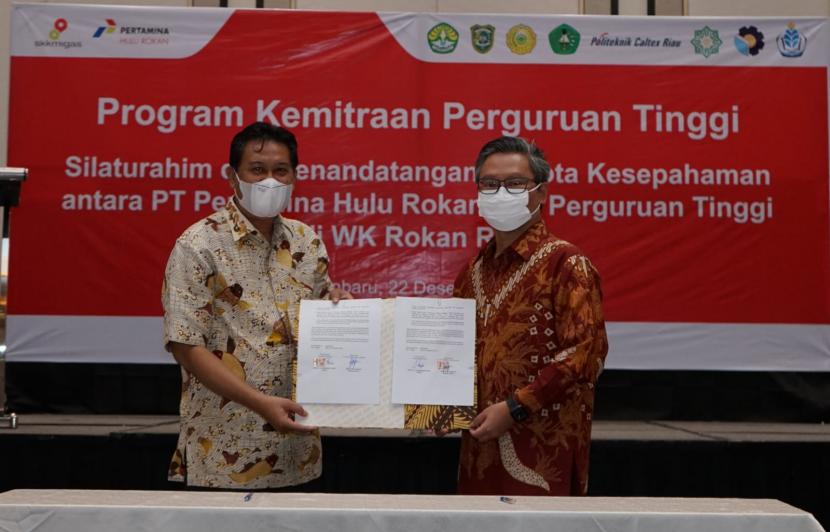 Direktur Utama PHR Jaffee A. Suardin (kanan) bersama Rektor Universitas Riau, Prof. Dr. Ir. Aras Mulyadi, M.Sc., seusai menandatangani Nota Kesepahaman bersama lima perguruan tinggi lainnya di Pekanbaru pada 22 Desember 2021.
