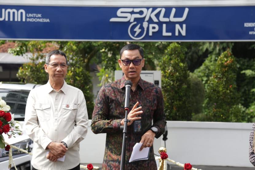 Direktur Utama PLN Darmawan Prasodjo bersama Penjabat (Pj) Gubernur DKI Heru Budi Hartono. 