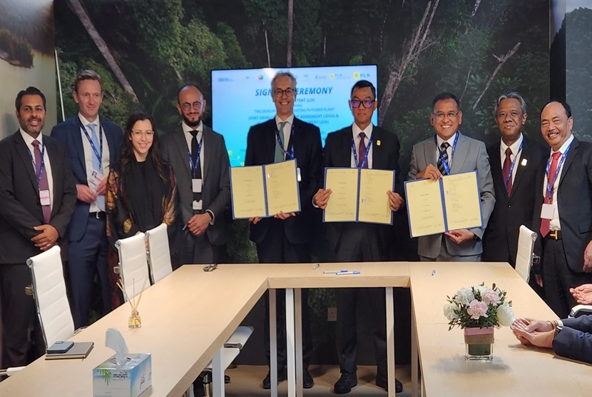 Direktur Utama PLN Darmawan Prasodjo (empat dari kanan) bersama CEO ACWA Power Marco Arcelli (tengah) dan Direktur Utama Pupuk Indonesia Rahmat Pribadi (tiga dari kanan) menunjukkan Joint Development Agreement (JDA) terkait Green Hydrogen dan Green Ammonia yang ditandatangani pada rangkaian COP28 di Dubai, Minggu (3/12). Turut mendampingi Direktur Legal dan Manajemen Human Capital PLN Yusuf Didi Setiarso (dua dari kanan), Direktur Portfolio & Pengembangan Usaha Pupuk Indonedia, Jamsaton Nababan (kanan), CIO Acwa Power Thomas Brostrom (dua dari kiri), VP Business Development ACWA Power Driss Berrahi (empat dari kiri), BD Renewables and Green Hydrogen Imane Benayoun (tiga dari kiri), VP South East Asia ACWA Power Salman Barray (kiri).