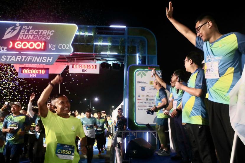 Direktur Utama PLN, Darmawan Prasodjo (kanan) bersama jajaran Direksi dan Komisaris PLN memberikan semangat kepada peserta PLN Electric Run 2024 kategori 10K di garis start