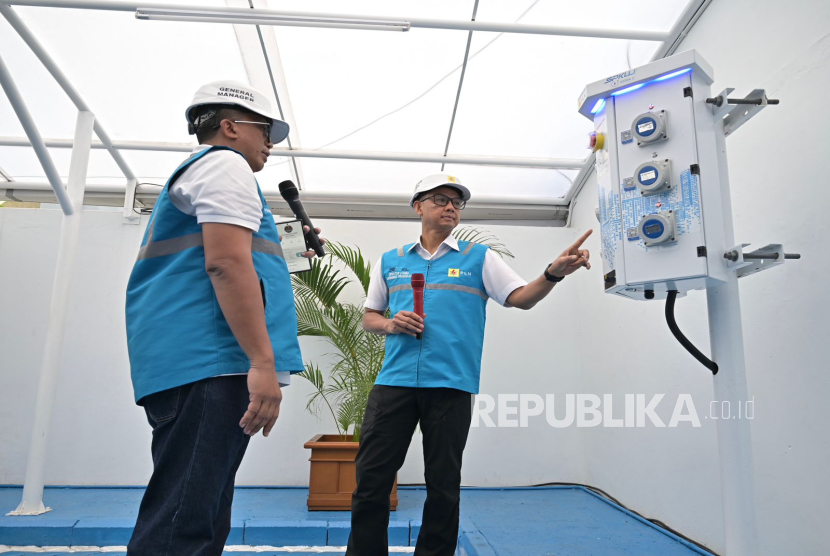 Direktur Utama PLN, Darmawan Prasodjo (kanan) didampingi General Manager PLN UID Jawa Barat, Agung Murdifi (kiri) melakukan peninjauan charging station di One Stop EV Charging Station di Surapati, Bandung, Jawa Barat, Rabu (25/12). Peninjauan ini dilakukan dalam rangka memastikan kesiapan infrastruktur charging EV di Indonesia pada momen Nataru 2025.