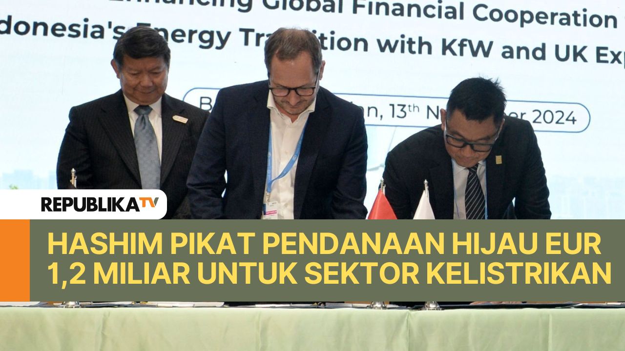 Direktur Utama PLN Darmawan Prasodjo (kanan) melakukan penandatanganan Memorandum of Understanding bersama Chief of Sustainability Officer Kreditanstalt fur Wiederaufbau (KfW), Jurgen Kern (tengah), disaksikan oleh Utusan Khusus Presiden Republik Indonesia dalam COP29, Hashim Djojohadikusumo (kiri) dalam kegiatan Leading the Charge: Strategic Partnership to Catalyze Decarbonization di Baku, Azerbaijan, Rabu (13/11/2024). Dirut PLN menegaskan bahwa kesepakatan penting ini merupakan bukti komitmen penuh PLN dalam menjalankan transisi energi melalui kolaborasi global.