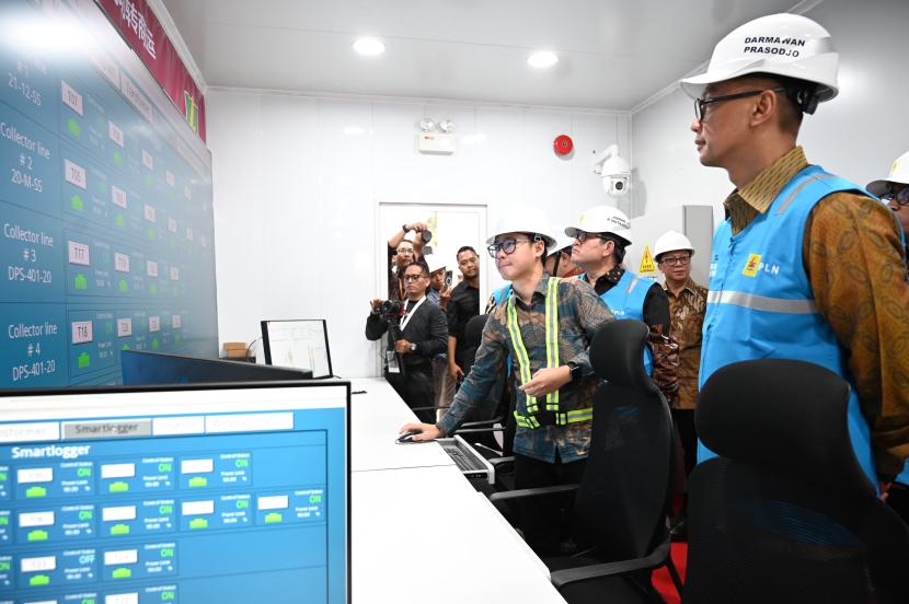 Direktur Utama PLN Darmawan Prasodjo (kanan) saat meninjau ruang kontrol PLTS _ground-mounted_ dengan kapasitas 100 Megawatt peak (MWp) di Kawasan Industri Kota Bukit Indah (KBI), Kabupaten Purwakarta, Jawa Barat.